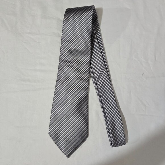 Donald J. Trump Signature Collection Silk Necktie Silver Gray Striped 3 3/4"x57" - Picture 2 of 5